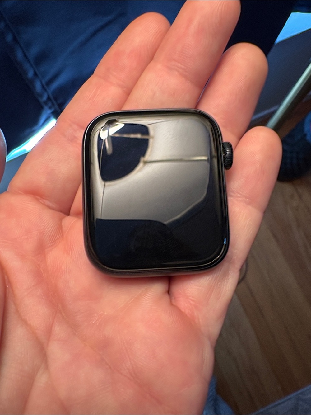 3rd gen Apple Watch SE (44mm) - Picture 4 of 4